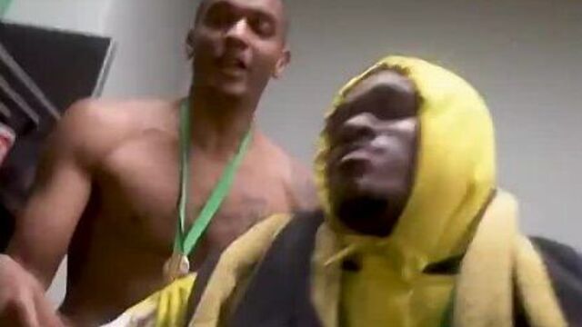 Die borussen / дан-аксель загаду и мануэль аканджи празднуют в раздевалке