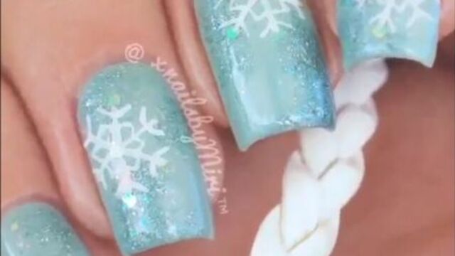 Нежный зимний маникюр