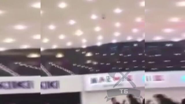 Очевидцы сняли массовую драку в одном из тц алматы.