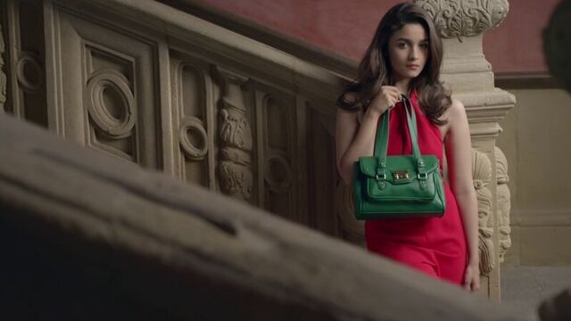 Алия бхатт. реклама сумочек «caprese».