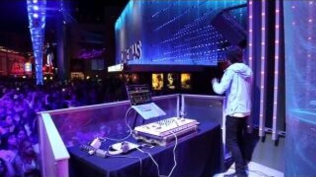 Блейк майкл beach ball madness at universal citywalk!