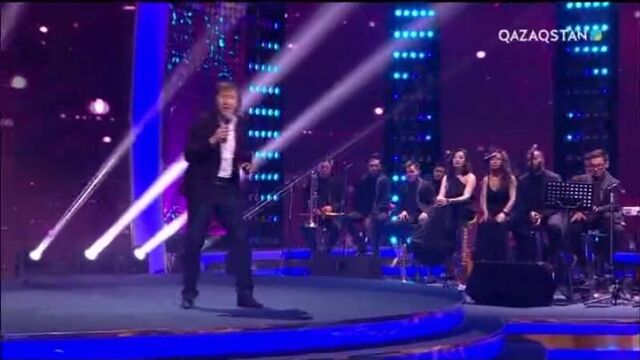 «сазгер» бағдарламасының сахнасында, әнші, композитор нұрлан еспанов.