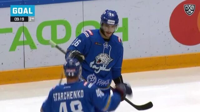 Фил вароне забрасывает первую шайбу в кхл