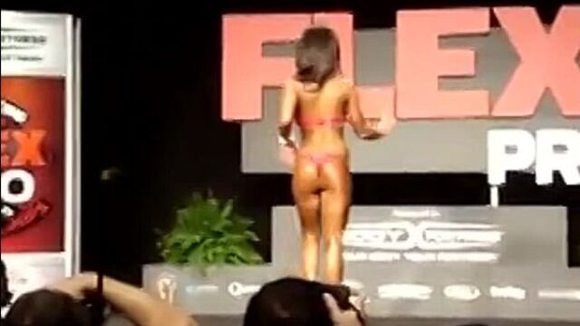 Денис милани на конкурсе бикини