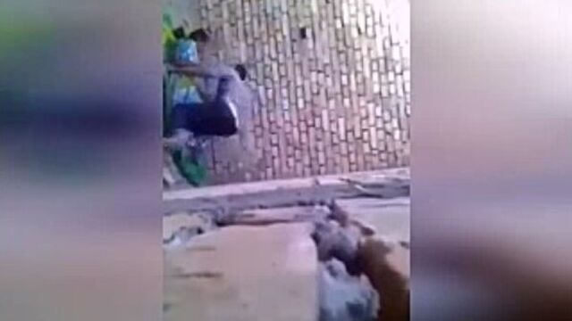 Таджик трахает одинокую женщину которой муж в россия. кишлак.