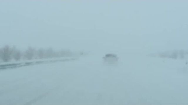 Трасса уральск - таскала, из-за метели совсем ничего не видно