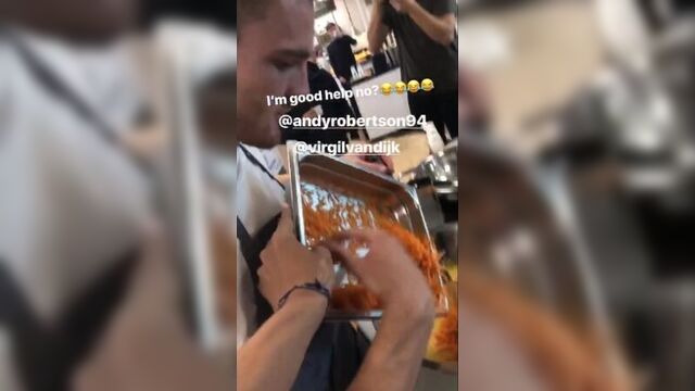 Кёртис джонс помогает готовить