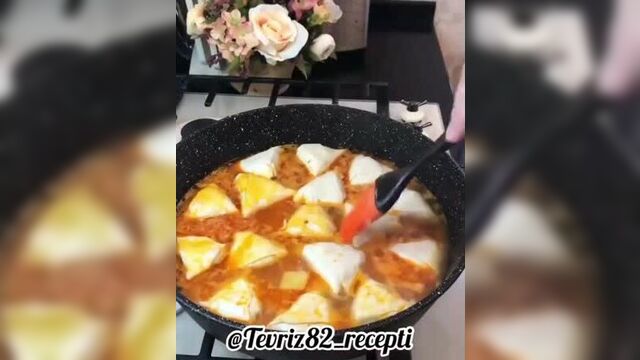 Узбекское блюдо «хамир хасип» на овощной подушке