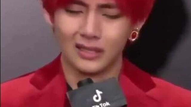 Тэхена плачет