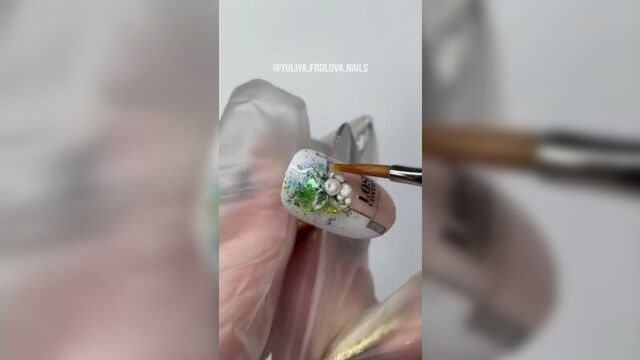 Нюдово-белый дизайн с геометрией видео от маникюр | дизайн ногтей