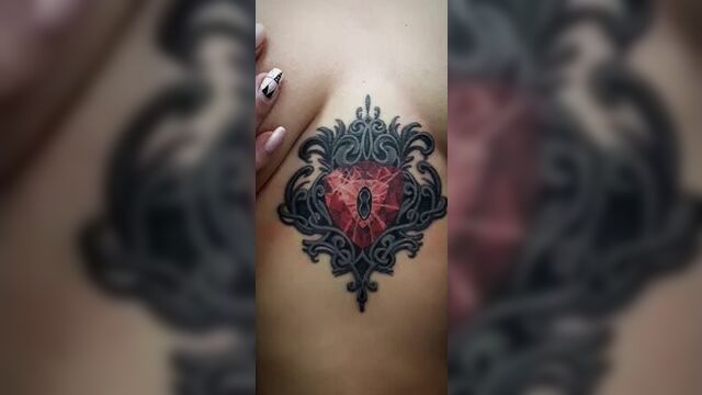 Тату под грудью