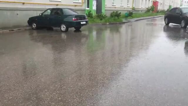 Вместо ливневой канализации в крутых ключах убрали бордюр и прокопали траншею