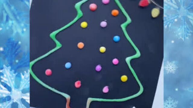 Новогодние рисунки с помощью клея пва, кисточки и соли. этот вид творчества очень нравится малышам.