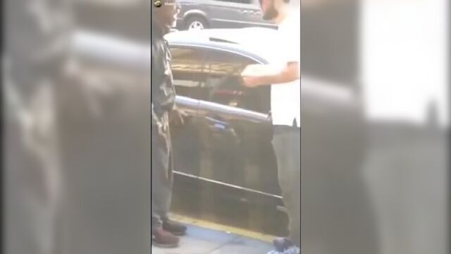 Абубакар нурмагомедов даёт деньги бомжам за отжимания.