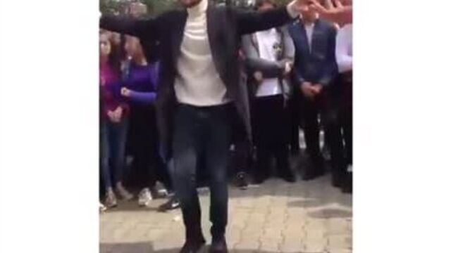 Акын акынозю (миран асланбей) танцует.