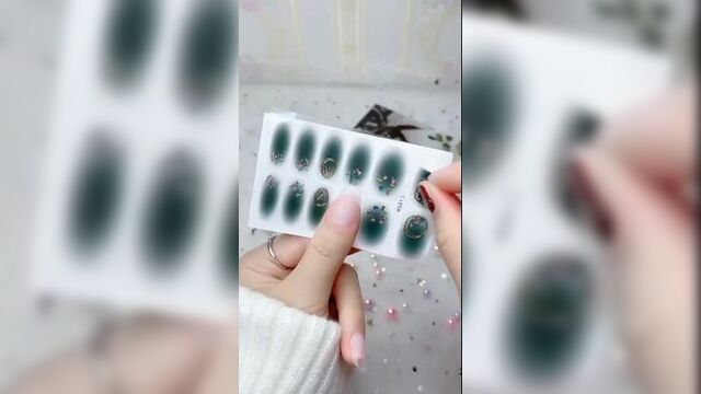 Наклейки ногти? это как 