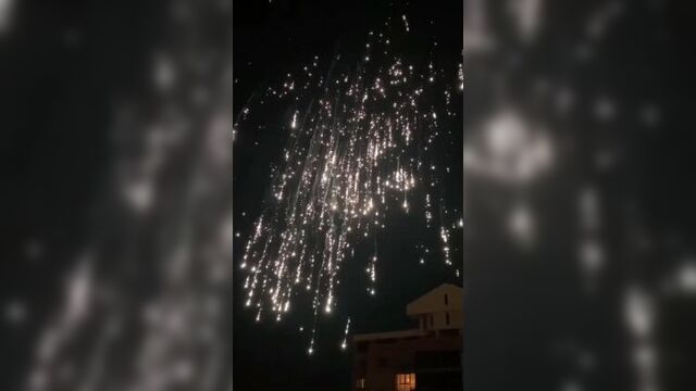 Осветительные снаряды или "люстры" в небе над донецком в эти минуты