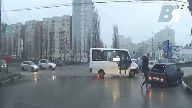 В воронеже маршрутка столкнулась с легковушкой на остужева