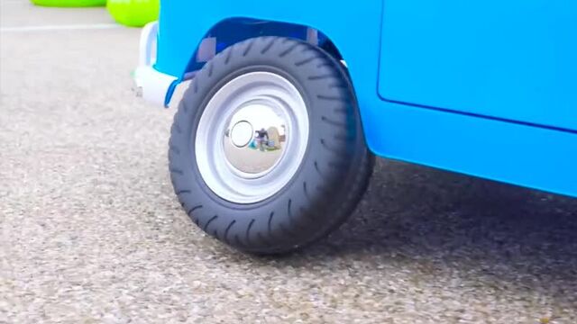 Мисс кейти играет в машинки с папой и купила детский автобус похожий как кошка