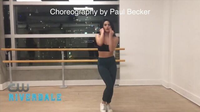 Мэделин петш и камила мендес на репетиции танца из 1 сезона.