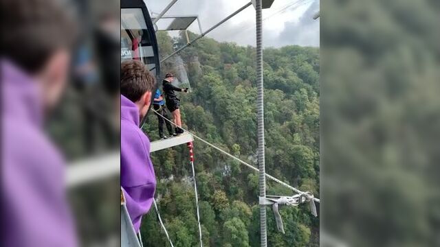 Блогер литвин бросил в пропасть iphone 12 и хотел прыгнуть за ним