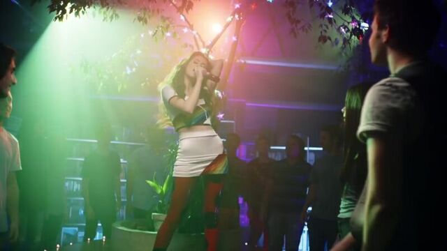 Лора марано исполняет песню из miraculous ladybug