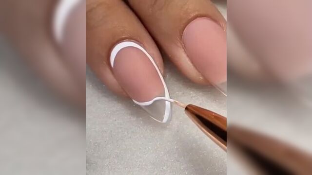 Нежный новогодний маникюр!