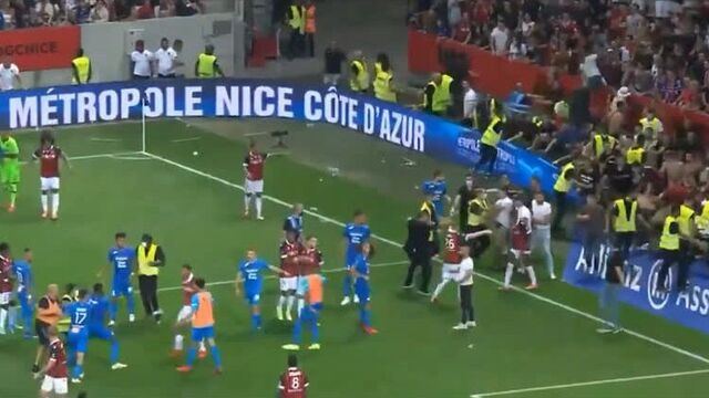 Фанаты «ниццы» выбежали на поле и напали на игроков «марселя»