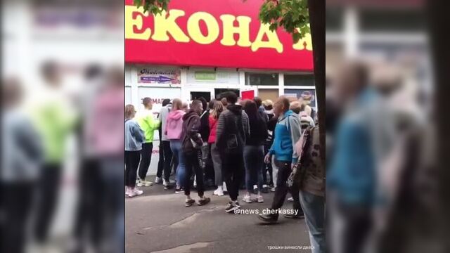 Черкассы — местный бомонд вынес патриотично дверь в секонд -хенде.