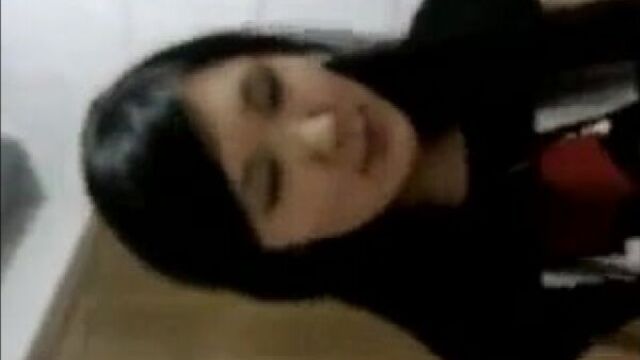 Казашка сосёт в туалете домашнее порно