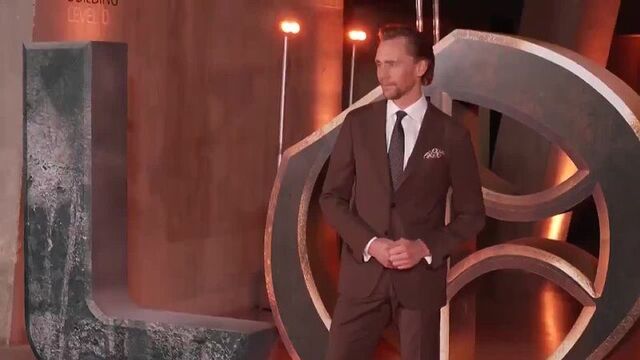 Том хиддлстон и софия ди мартино на спецпоказе локи в лондоне