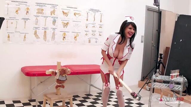 Девушки медсестра maxim научит тебя разбираться с мягкими игрушками