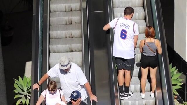 Пранк. парень близко подходит к людям на эскалаторе (vhs video)