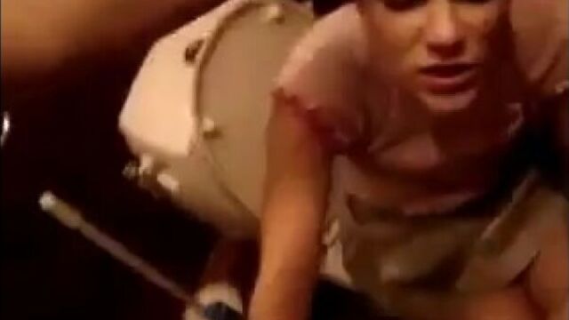 Оттрахал молодую школьницу в ритик в туалете и кончил на колготки домашнее порно