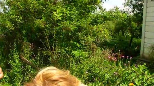 Инцест!! сестра лишает брата... волосяного покрова на ляшке xdddd