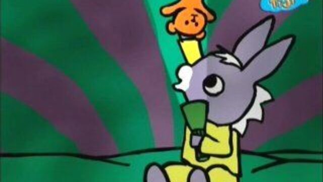 Тротро играет в кровати