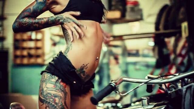 Мото. девушка из порно фильма. эротика (сексуальное новое видео, 2018)