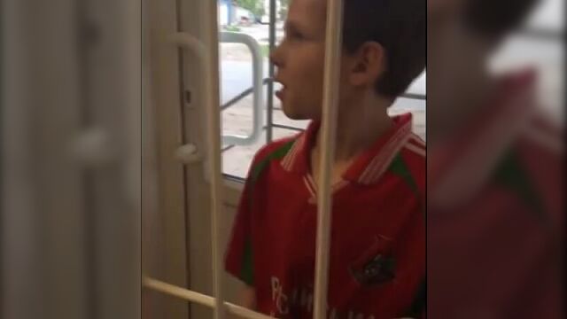 Пацан в ломбарде хочет обменять спичку на деньги (vhs video)