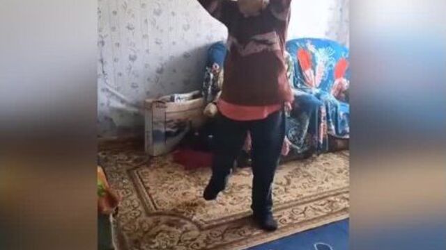 Иришка чики пики нервно курит в сторонке