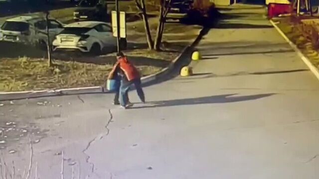 Педофил напал на ребенка