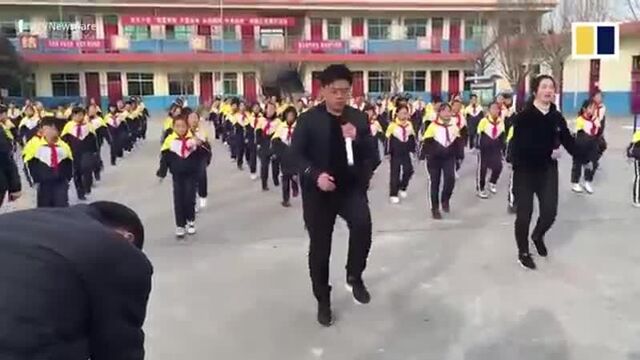 В китайской школе детей учат шафлу в перемены (vhs video)