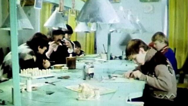 1987 год. тобольск минсалим тимергазеев занимается с юными косторезами.