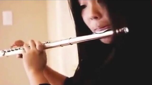 Девушка одновременно делает битбокс и играет на флейте!