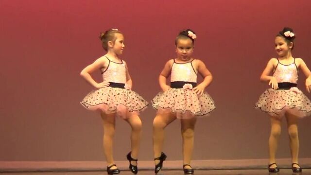 Маленькая девочка танцует нахальный танец! смешно )))