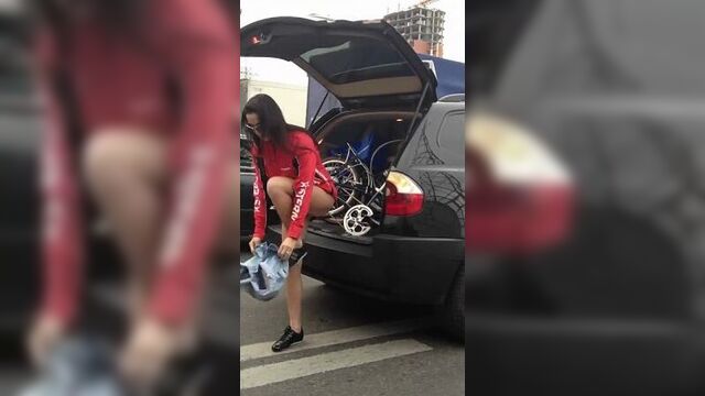 Во время пробок тёлка разделась