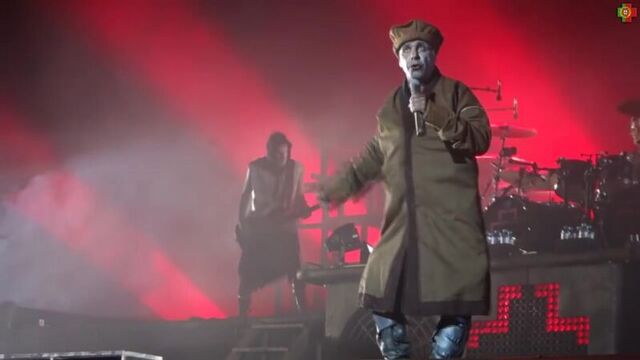 Вокалист «rammstein» на сцене в поясе шахида