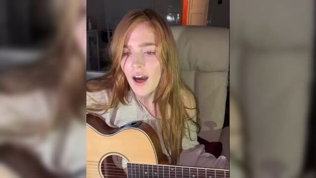 Jia lissa играет на гитаре