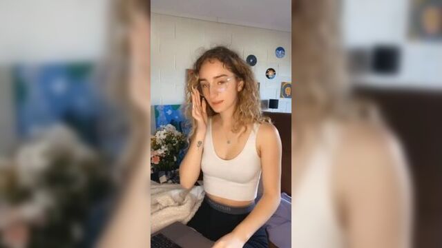 Очаровательная массажистка взяла деньги и исполнила ротиком дополнительную услугу (полное видео можно найти в описании к видео)