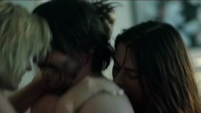 Lorenza izzo, ana de armas nude - knock knock (2015) (эротическая постельная сцена из фильма знаменитость трахается голая секс)