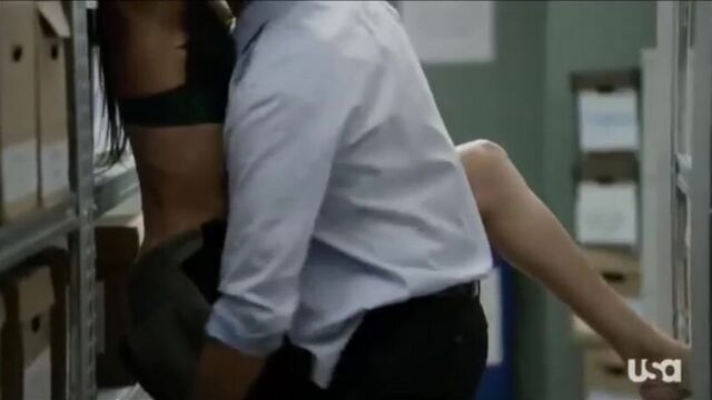 Meghan markle - suits (2011) (эротическая постельная сцена из фильма знаменитость трахается голая секс в кабинете)